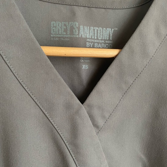 Greys Anatomy Scrub Top - Picture 3 of 5